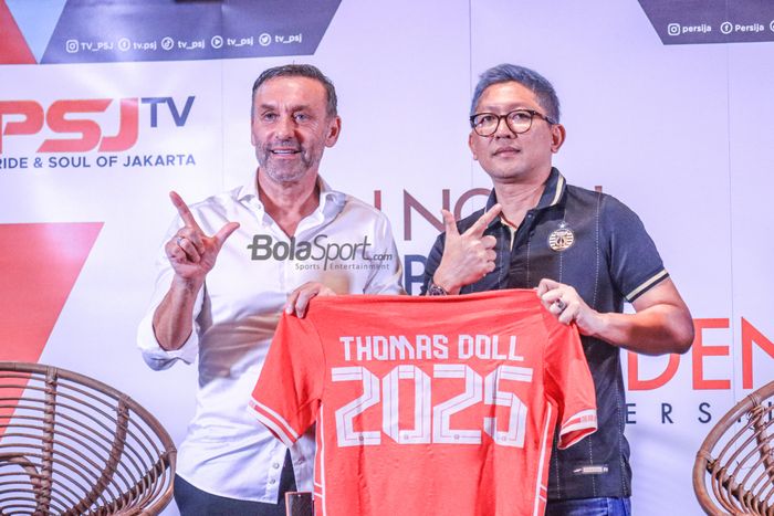 Presiden Persija Jakarta, Mohamad Prapanca (kanan), sedang foto bersama dengan pelatihnya bernama Thomas Doll dalam perpanjangan kontrak di Hotel Monopoli, Kemang, Jakarta, Sabtu (25/3/2023) .