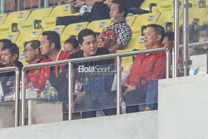 Ketua Umum PSSI, Erick Thohir, sedang menonton laga FIFA Matchday antara timnas Indonesia versus timnas Burundi di Stadion Patriot Candrabhaga, Bekasi, Jawa Barat, Sabtu (25/3/2023).