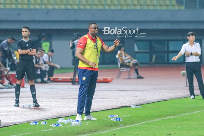 Pelatih timnas Burundi, Etienne Ndayiragije, sedang memberikan intruksi kepada para pemainnya saat bertanding di Stadion Patriot Candrabhaga, Bekasi, Jawa Barat, Sabtu (25/3/2023).