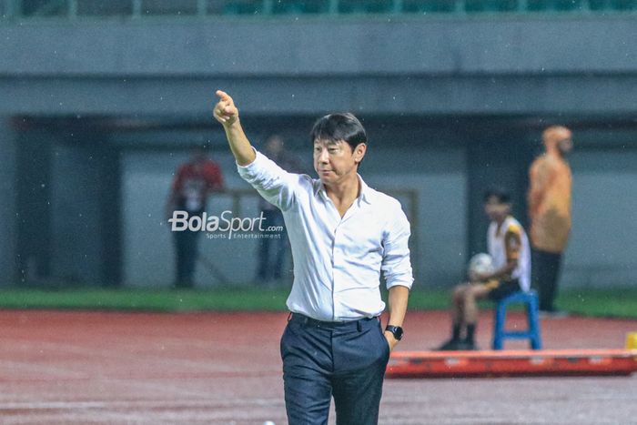 Pelatih timnas Indonesia, Shin Tae-yong, sedang memberikan intruksi kepada para pemainnya saat bertanding di Stadion Patriot Candrabhaga, Bekasi, Jawa Barat, Sabtu (25/3/2023).