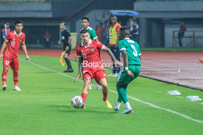 Pemain naturalisasi timnas Indonesia, Stefano Lilipaly (kiri), sedang merebut bola dan saat bertanding di Stadion Patriot Candrabhaga, Bekasi, Jawa Barat, Sabtu (25/3/2023).