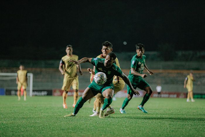 Pemain Persebaya Surabaya, Paulo Victor, mendapat pressing ketat pemain Persikabo 1973 pada laga tunda pekan ke-18 Liga 1 2022/2023.