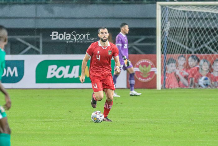 Bek naturalisasi timnas Indonesia, Jordi Amat, sedang menguasai bola saat bertanding di Stadion Patriot Candrabhaga, Bekasi, Jawa Barat, Sabtu (25/3/2023).