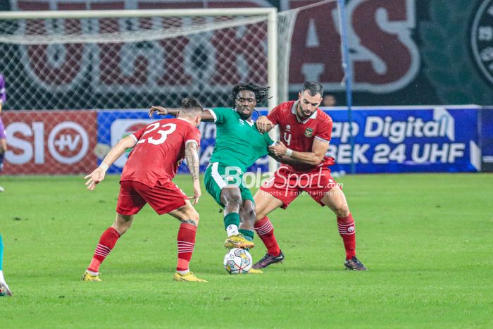 Bek naturalisasi timnas Indonesia, Jordi Amat (kanan), sedang mengawal ketat pemain timnas Burundi bernama Mussa Omar (tengah) saat bertanding di Stadion Patriot Candrabhaga, Bekasi, Jawa Barat, Sabtu (25/3/2023).