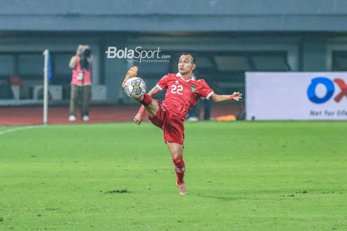 Pemain sayap kanan timnas Indonesia, Riko Simanjuntak, sedang mengontrol bola saat bertanding di Stadion Patriot Candrabhaga, Bekasi, Jawa Barat, Sabtu (25/3/2023).