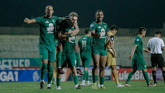 Selebrasi Ze Valente usai mencetak gol kemenangan untuk Persebaya Surabaya atas Persikabo 1973 dalam laga tunda pekan ke-18 Liga 1 2022-2023 di Stadion Gelora Joko Samudro, Gresik