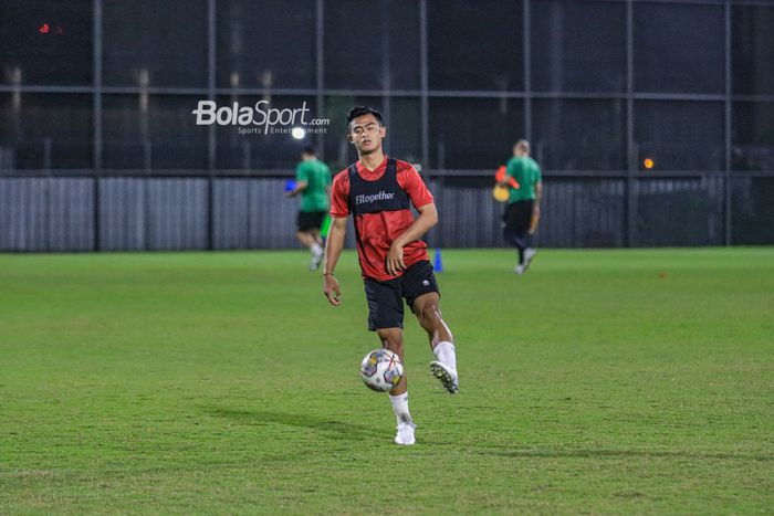 Bek sayap kiri timnas Indonesia, Pratama Arhan, sedang menguasai bola saat berlatih di Stadion JIS (Jakarta International Stadium), Jakarta Utara, Senin (27/3/2023) malam.