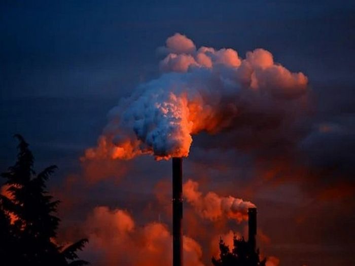 CO2 bereaksi secara kimiawi dengan batuan untuk merusak strukturnya secara mekanis.