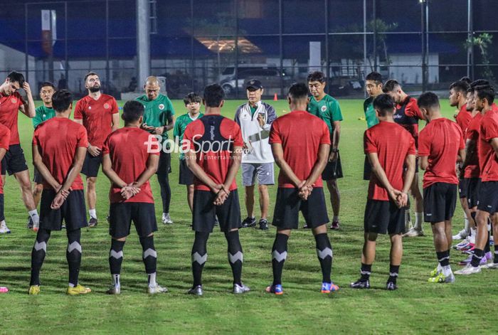 Pelatih Timnas Indonesia, Shin Tae-yong (tengah), sedang memberikan intruksi kepada para pemainnya saat berlatih di Stadion JIS (Jakarta International Stadium), Jakarta Utara, Senin (27/3/2023) malam.