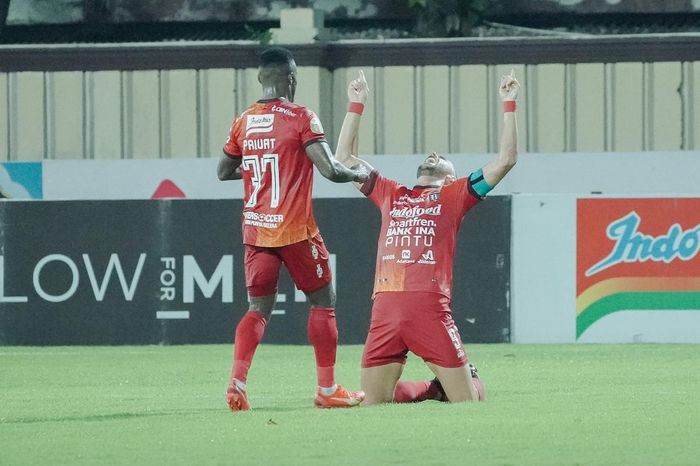 Striker Bali United, Ilija Spasojevic, merayakan gol yang dicetaknya ke gawang Arema FC pada laga tunda pekan ke-21 Liga 1 2022/2023.