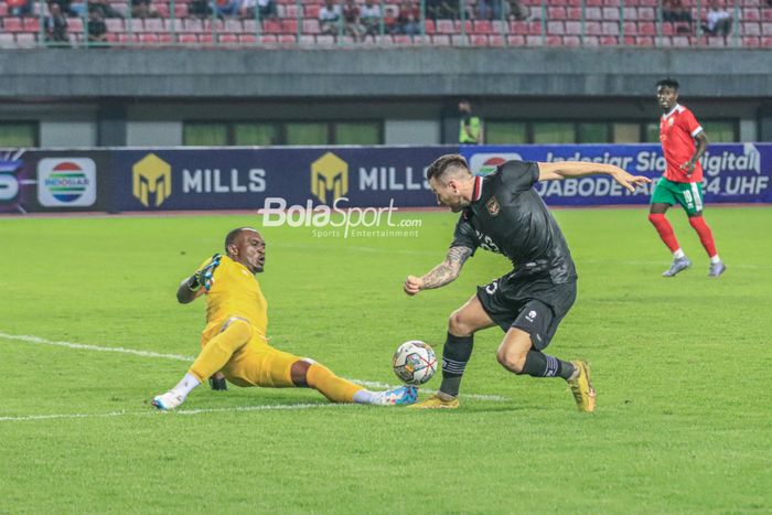 Pemain naturalisasi timnas Indonesia, Marc Klok (kanan), sedang berusaha menendang bola ke gawang timnas Burundi yang dijaga Rukundo Onisme (kiri) dalam laga kedua FIFA Matchday di Stadion Patriot Candrabhaga, Bekasi, Selasa (28/3/2023).