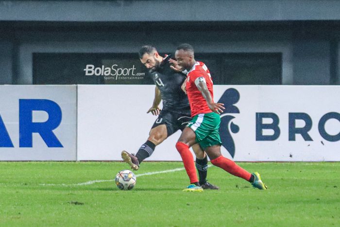 Bek naturalisasi timnas Indonesia, Jordi Amat (kiri), sedang menghalau bola yang mengarah ke striker timnas Burundi bernama Saido Berahino (kanan) dalam laga kedua FIFA Matchday di Stadion Patriot Candrabhaga, Bekasi, Selasa (28/3/2023).