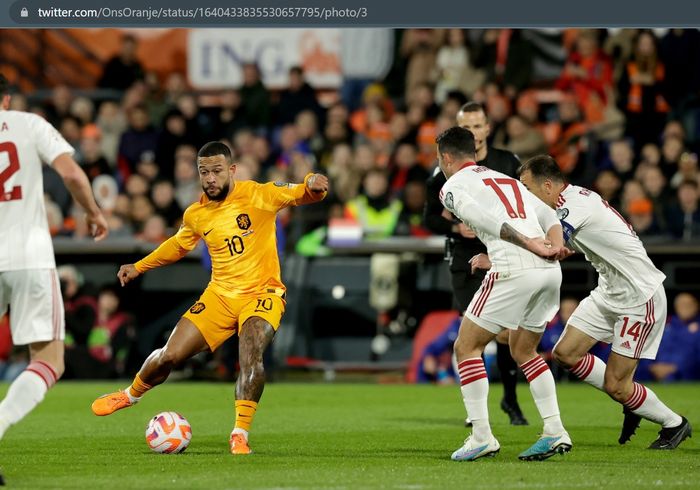 Timnas Belanda sukses memetik kemenangan perdananya di Kualifikasi Euro 2024 usai menumbangkan timnas Gibraltar 3-0 di Stadion De Kuip.