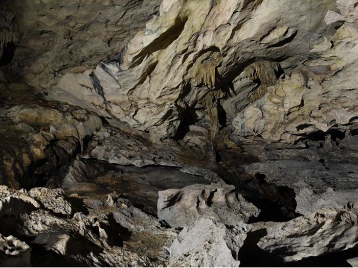 Salah satu gua karst yang ada di kawasan Gunung Batu Benau di Kalimantan Utara. Kawasan ini hendak dijadikan Taman Bumi atau Geopark.