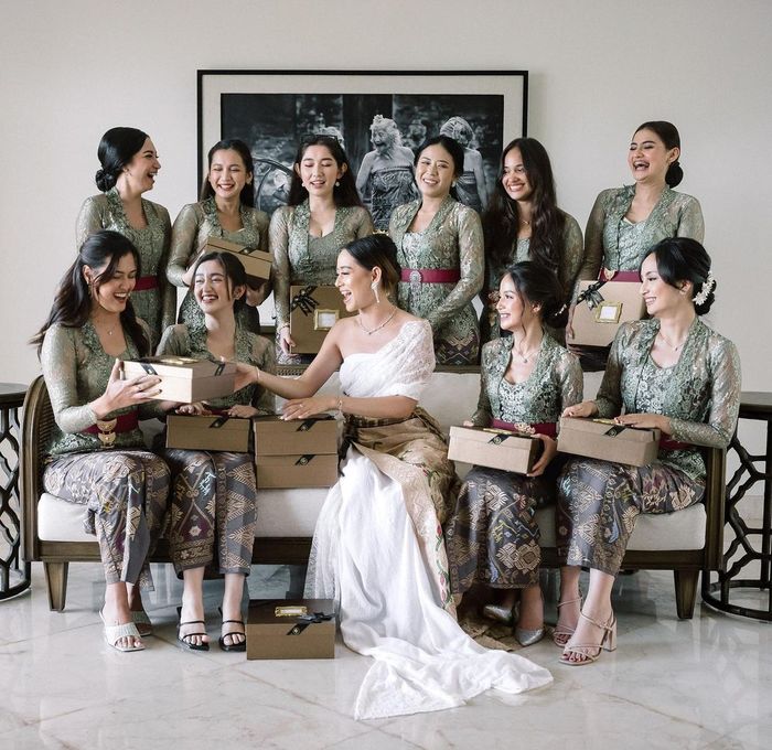 Laura Theux dan para bridesmaid-nya.