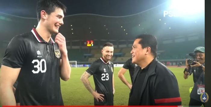 Elkan Baggott dan Erick Thohir berbincang usai laga timnas Indonesia Vs Burundi di Stadion Patriot Candrabhaga, Selasa (28/3/2023).