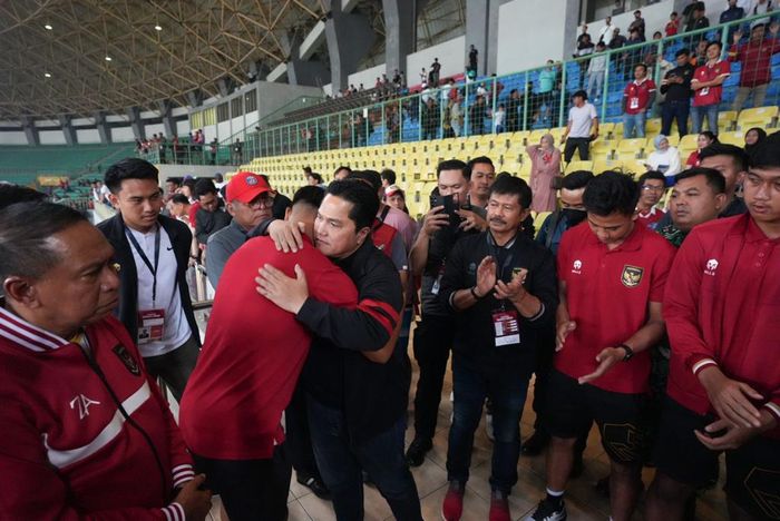 Striker timnas U-20 Indonesia, Hokky Caraka, dirangkul oleh Ketua Umum PSSI, Erick Thohir.