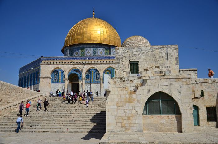 Setelah penaklukan Muslim atas Yerusalem pada tahun 638 Masehi, khalifah yang berkuasa membangun tempat suci di situs Gunung Moria. Tempat tersebut dikenal sebagai Haram al-Sharif.