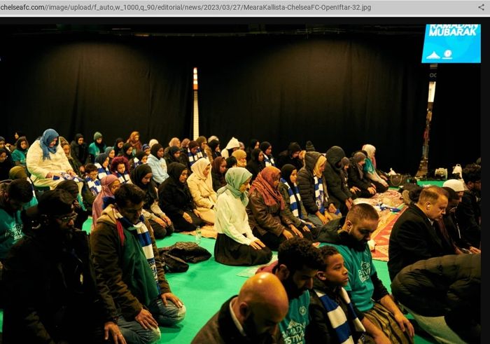 Salat berjamaah digelar dalam rangkaian acara buka puasa bersama (bukber) di markas Chelsea, Stamford Bridge, London (26/3/2023).