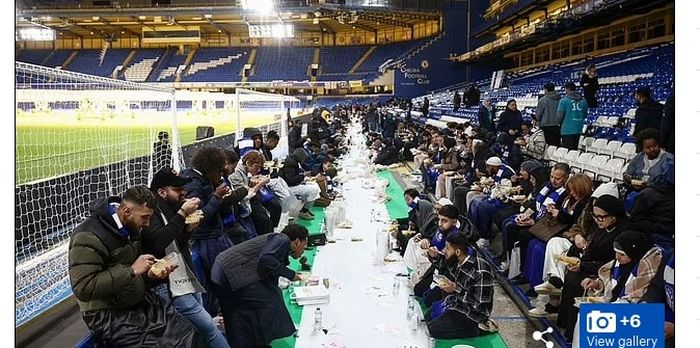 Acara buka puasa bersama (bukber) di markas Chelsea, Stamford Bridge, London (26/3/2023), yang diikuti ratusan anggota komunitas Muslim, siswa, hingga suporter pada Ramadan kali ini.