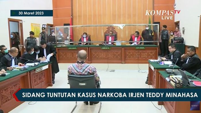 Teddy Minahasa dituntut hukuman mati terkait pengedaran sabu. 