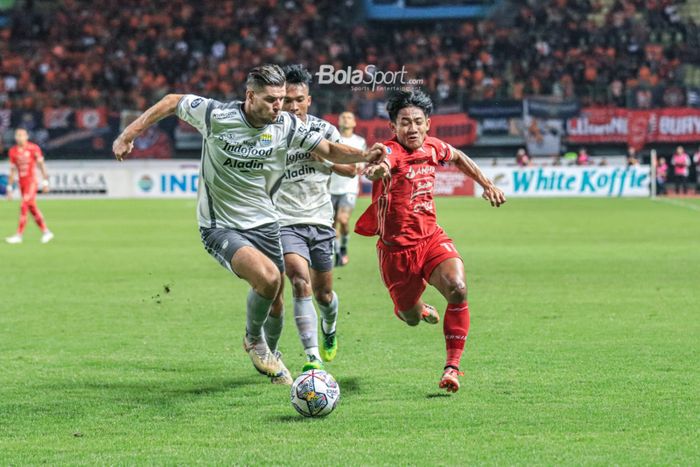 Nick Kuipers berduel dengan Firza Andika pada laga Persija vs Persib di Stadion Patriot, Jumat (31/3/2023).