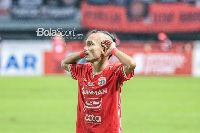 Pemain Persija Jakarta, Riko Simanjuntak, melakukan selebrasi seusai mencetak gol dalam laga pekan ke-28 Liga 1 2022 di Stadion Patriot Candrabhaga, Bekasi, Jawa Barat, Jumat (31/3/2023) malam