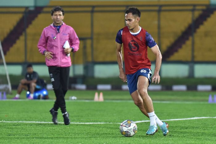 Pemain Persib Bandung, Rezaldi Hehanusa, saat menjalani latihan.