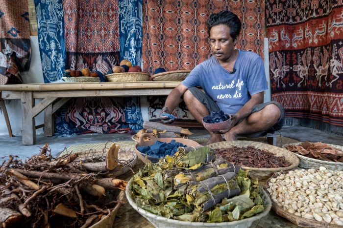 Kornelis Ndapakamang memilah bahan pewarna alami dari tumbuhan.