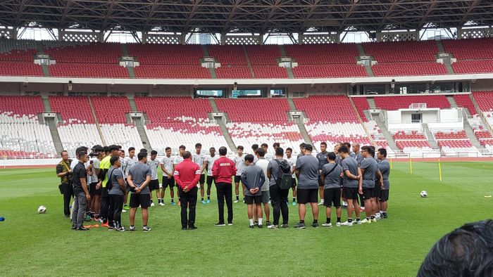 Presiden RI, Joko Widodo alias Jokowi menemui pemain timnas U-20 Indonesia di Stadion Utama Gelora Bung Karno (SUGBK), Jakarta Pusat, Sabtu (1/4/2023).