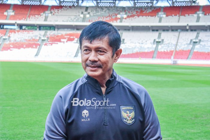 Pelatih timnas U-22 Indonesia, Indra Sjafri, sedang memberikan keterangan kepada awak media di Stadion Utama Gelora Bung Karno (SUGBK), Senayan, Jakarta, Sabtu (1/4/2023).