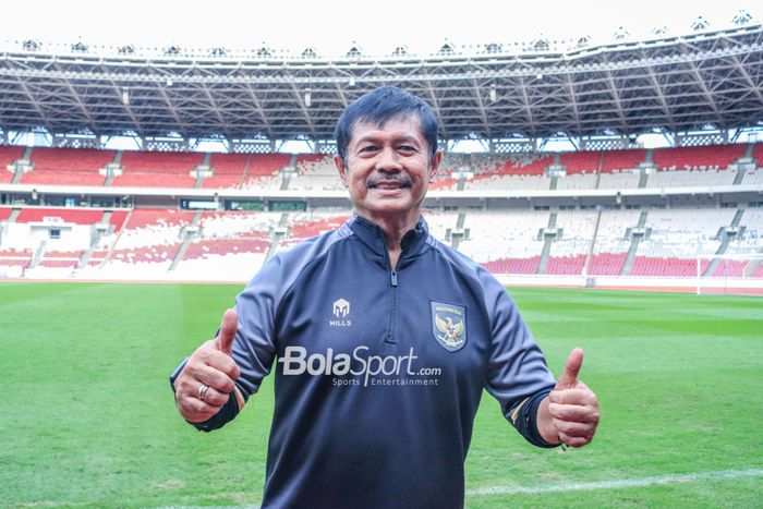 Pelatih timnas U-22 Indonesia, Indra Sjafri, sedang berpose foto di Stadion Utama Gelora Bung Karno (SUGBK), Senayan, Jakarta, Sabtu (1/4/2023).