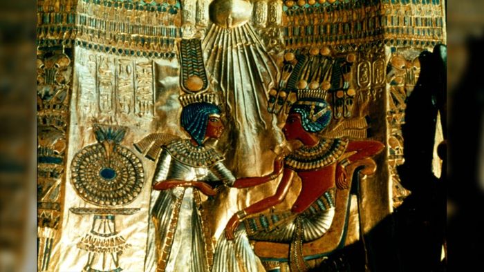 Adegan dengan Raja Tut dan istrinya, Ankhesenamun, yang mungkin mencoba mempertahankan kekuasaan setelah suaminya meninggal.