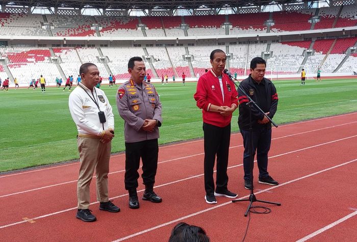 Presiden RI, Joko Widodo alias Jokowi saat memberikan keterangan kepada awak media di Stadion Utama Gelora Bung Karno (SUGBK), Senayan, Jakarta, pada Sabtu (1/4/2023).