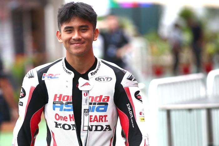 Pembalap Honda Team Asia, Mario Suryo Aji, di sela-sela sesi latihan Moto3 Argentina di Sirkuit Termas de Rio Hondo, Santiago, Argentina, 31 Maret 2023.