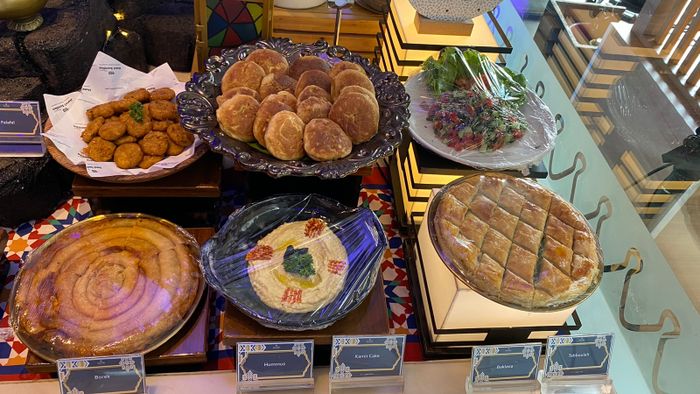 Makanan khas Turki yang disajikan dalam acara buka puasa dan dinner gathering bersama media serta influencer di Hotel Santika Premiere Hayam Wuruk, Jakarta Barat, Jumat (31/3/2023).