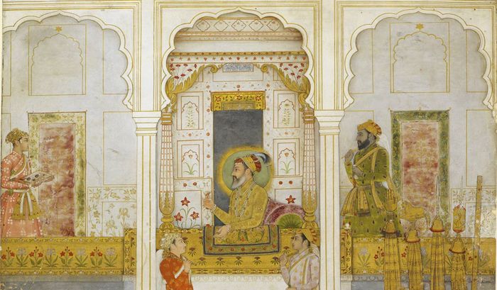 Shah Jahan di durbar, memegang batu delima di tangan kanannya; Pembawa 'chauri' berdiri di kedua sisinya dan seorang pelayan di depannya memegang nampan berisi permata. Di sebelah kiri adalah Pangeran Alamgir (Aurangzeb) yang memberi hormat kepada ayahnya.
