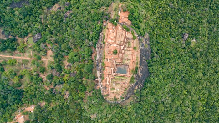 dibangun dengan sistem pengelolaan air yang sangat canggih. Sistem hidrolik permukaan dan bawah permukaan memasok air ke seluruh istana dan taman.