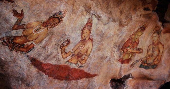 Gua-gua di Sigiriya dilukis dengan rumit dan menggambarkan pemandangan ratusan wanita. Kecantikan dan sensualitasnya membuat beberapa penulis percaya bahwa itu adalah penggambaran wanita dari harem Kashyapa.