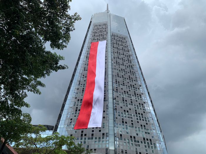 Bendera di Menara Kompas