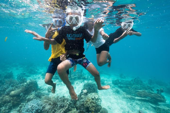 Para pelajar SMP yang telah menjalani dan lulus program School On The Beach akan dilantik menjadi Duta Laut di akhir program.