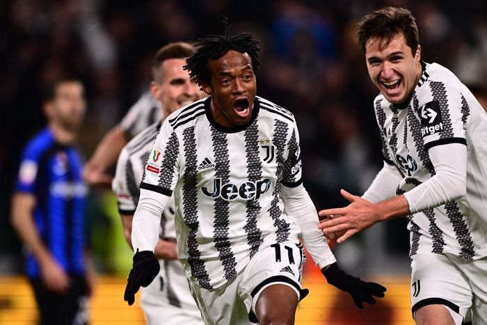 Juan Cuadrado mencetak gol dalam duel Juventus vs Inter Milan pada semifinal Coppa Italia di Turin (4/4/2023).