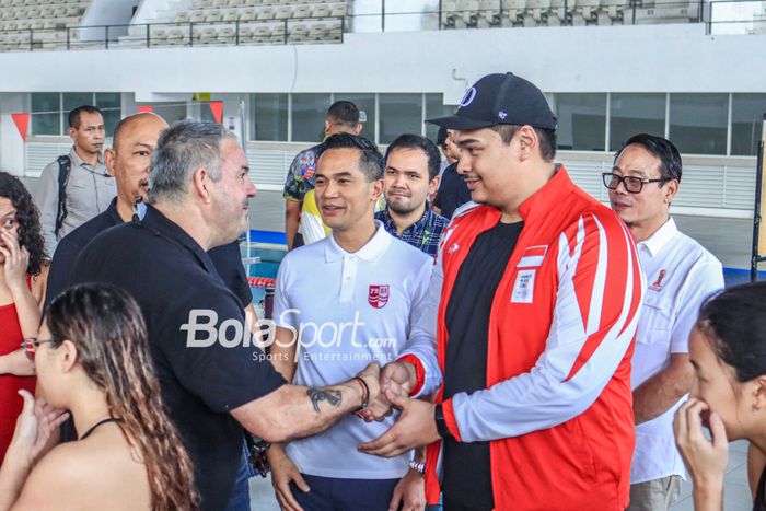 Menteri Pemuda dan Olahraga Republik Indonesia, Dito Ariotedjo (kanan), sedang menyalami Michael Piper (kiri) selaku pelatih renang Indonesia di Stadion Akuatik GBK, Senayan, Jakarta, Rabu (5/4/2023).