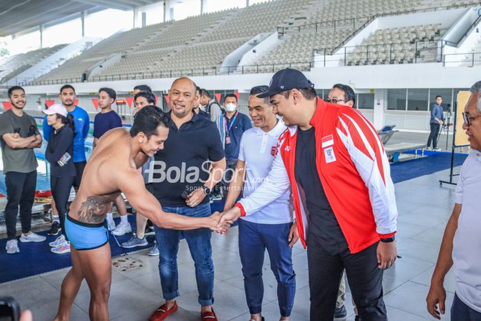 Menteri Pemuda dan Olahraga Republik Indonesia, Dito Ariotedjo (kanan), sedang menyalami atlet renang Indonesia yang sedang berlatih di Stadion Akuatik GBK, Senayan, Jakarta, Rabu (5/4/2023).