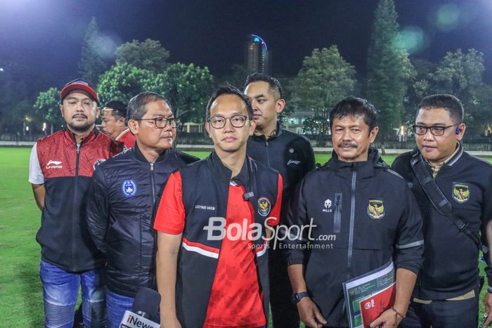 (Dari kiri ke kanan) Sumardji, Lexyndo Hakim, Indra Sjafri, Endri Erawan saat diwawancarai awak media di Lapangan A, Senayan, Jakarta, 5 April 2023.