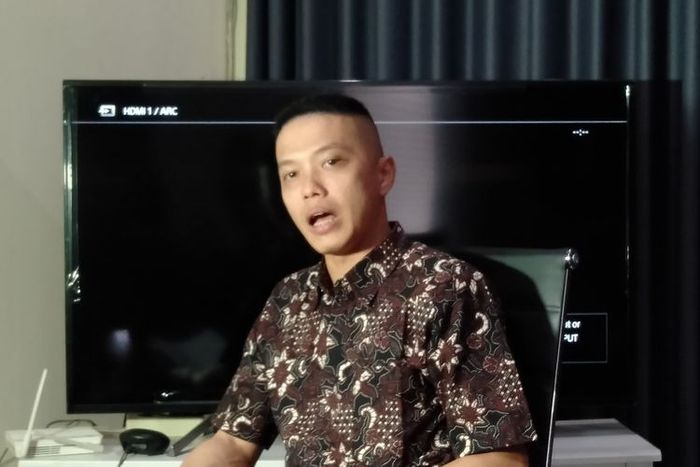 Kuasa hukum artis Rizky Billar Sadrakh Seskoadi saat jumpa pers membantah kliennya merupakan artis R yang terlibat kasus pencucian uang Rafael Alun Trisambodo