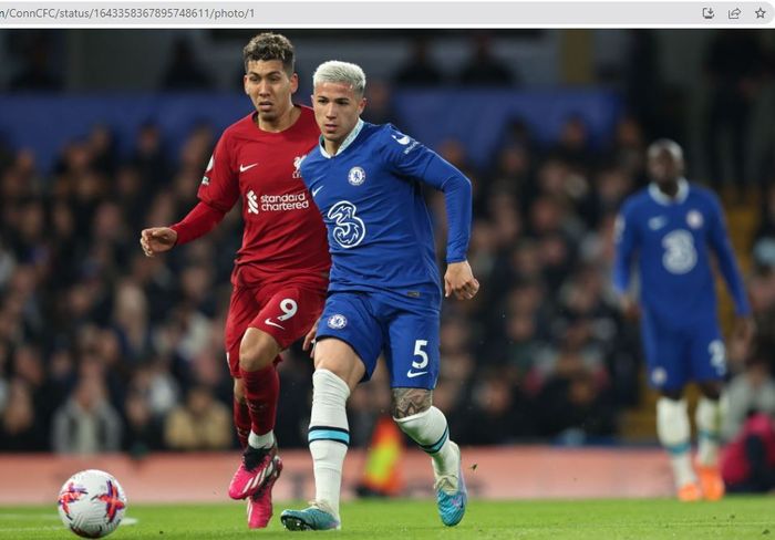 Aksi Enzo Fernandez saat berebut bola dengan Roberto Firmino dalam laga Chelsea vs Liverpool di Stadion Stamford Bridge, Selasa (4/4/2023).