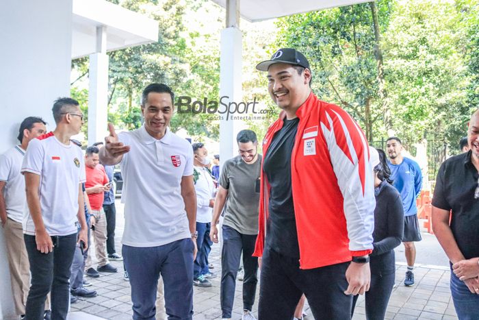 Ketua Umum PB PRSI, Anindya Bakrie, sedang menyambut kunjungan Dito Ariotedjo selaku Menteri Pemuda dan Olahraga Republik Indonesia di Stadion Akuatik GBK, Senayan, Jakarta, Rabu (5/4/2023).