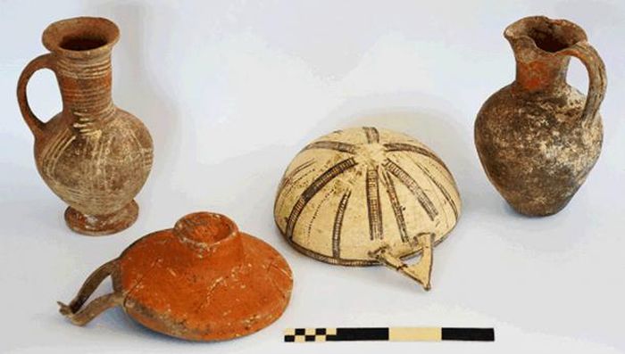 Tembikar digali di situs arkeologi Dromolaxia-Vyzakia di sebelah Hala Sultan Tekke.