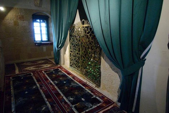 Umm Haram di masjid Hala Sultan Tekke memainkan peran penting dalam sejarah Siprus.